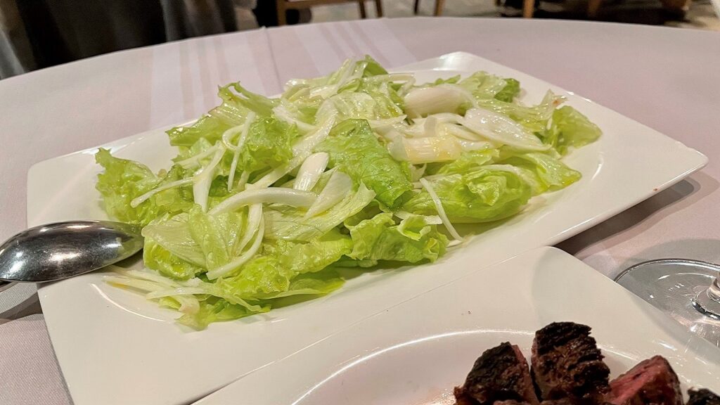 ensalada de lechuga con cebolleta de la huerta de Hernani sagardi