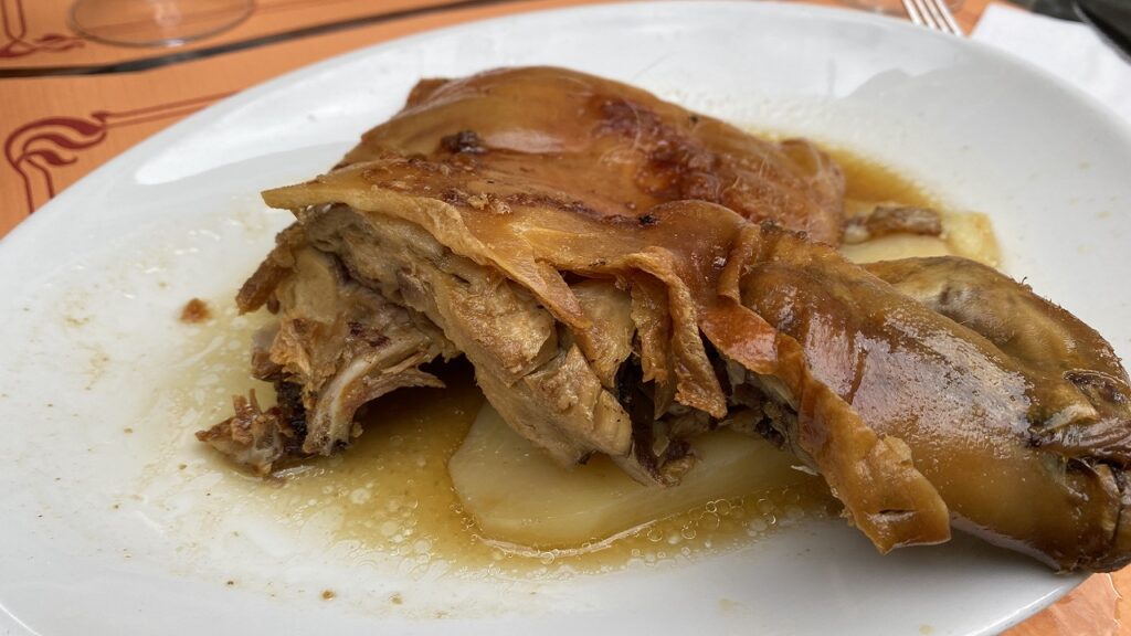Cochinillo asado al estilo tradicional donde comer en segovia la panera