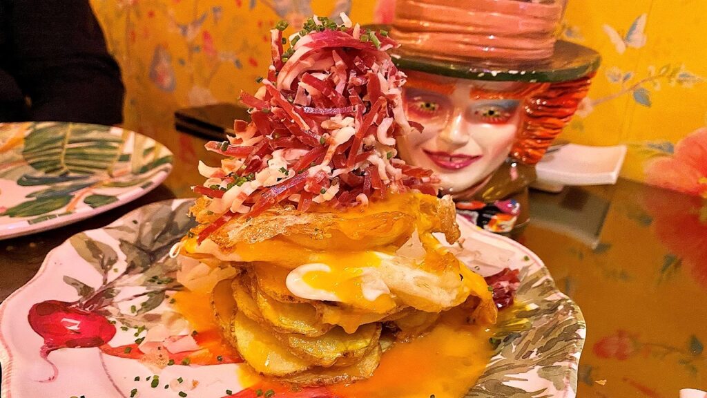 Timbal de huevos rotos, jamón ibérico y pecorino trufado rosi la loca cocteles