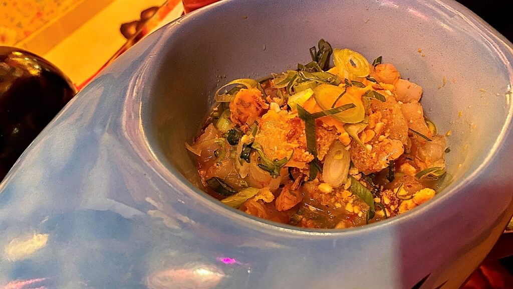 Ceviche de gambón con leche de tigre de maracuyá y puré de batata rosi la loca menu