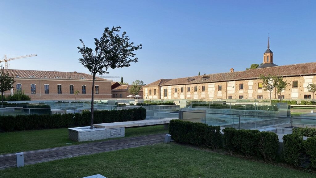 parador alcala de henares jardin